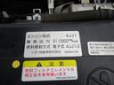 １．５トン　標準　平　ＡＴ　全低床　荷寸３１１－１６０－３８　４ナンバー　ロープフック　アイドリングストップ　レベライザー　地上高：８４ｃｍ　平車　平ボディ　標準平　４ＪＪ１　シルバー　オートマチック車　２トン車　２トンベース　２トン　２トン平　１１０馬力　架装（49枚目）