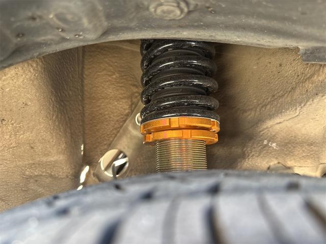 アルトラパン X ローダウン 車高調 リアアジャストラテラルロッド ミニライトホイール 社外エアークリーナー 10thアニバーサリーグリル フルセグナビ ウッドステアリング スマートキー 電動格納式ウインカーミラー(10枚目)