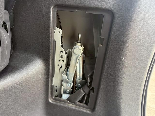 セレナ ハイウェイスター　Ｓ－ハイブリッド　エアロモード　両側パワースライドドア　クルーズコントロール　アイドリングストップ　純正８インチナビ　フルセグＴＶ　Ｂｌｕｅｔｏｏｔｈ対応　バックカメラ　アルパインフリップダウンモニター　純正１６インチアルミホイール（61枚目）