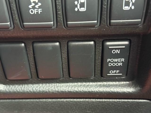 エルグランド ２５０ハイウェイスター　両側パワースライドドア　サンルーフ　アラウンドビューモニター　純正ナビ　純正フリップダウンモニター　オットマンシート　ニスモツインマフラー　トップラン１７インチＡＷ　ブリヂストンスタッドレスタイヤ（16枚目）