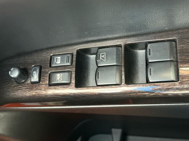 エルグランド ２５０ハイウェイスター　両側パワースライドドア　サンルーフ　アラウンドビューモニター　純正ナビ　純正フリップダウンモニター　オットマンシート　ニスモツインマフラー　トップラン１７インチＡＷ　ブリヂストンスタッドレスタイヤ（17枚目）