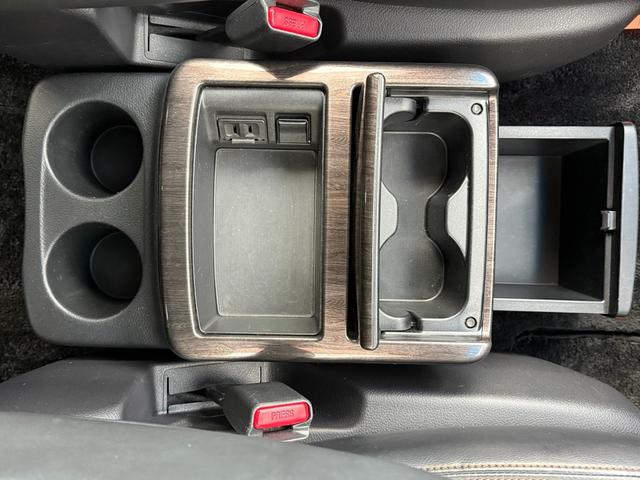 エルグランド ２５０ハイウェイスター　両側パワースライドドア　サンルーフ　アラウンドビューモニター　純正ナビ　純正フリップダウンモニター　オットマンシート　ニスモツインマフラー　トップラン１７インチＡＷ　ブリヂストンスタッドレスタイヤ（32枚目）