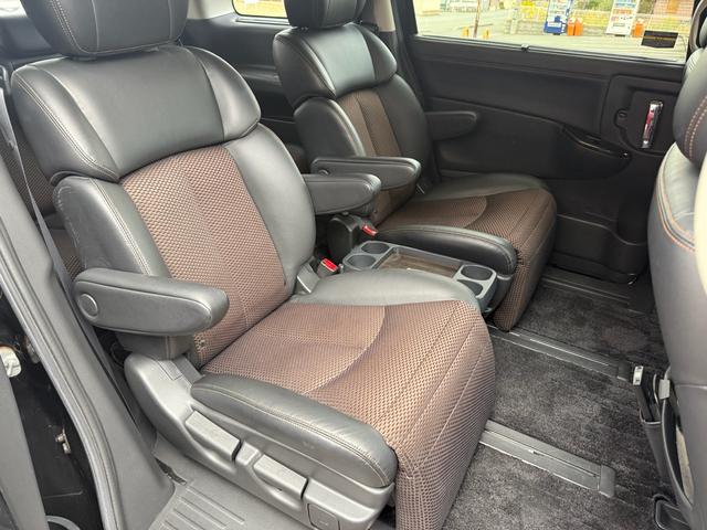 エルグランド ２５０ハイウェイスター　両側パワースライドドア　サンルーフ　アラウンドビューモニター　純正ナビ　純正フリップダウンモニター　オットマンシート　ニスモツインマフラー　トップラン１７インチＡＷ　ブリヂストンスタッドレスタイヤ（40枚目）