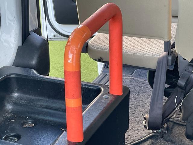 ＮＶ２００バネットバン チェアキャブ　車いす１台　福祉車両／車椅子１台／サイドステップ／手すり／５ドア／両側スライドドア／リアクーラー／６人乗り／キーレス／車いす固定装置付き／８ナンバー（70枚目）