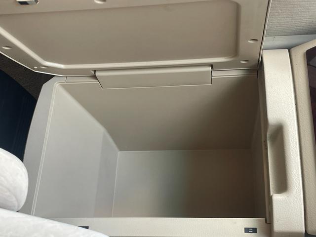 ヴェルファイア ２．４Ｘ　後期モデル　両側パワースライドドア　ＴＶ　アルパイン８インチナビ　フリップダウンモニター　ＨＩＤヘッドライト　８人乗り　スマートキー　ＥＴＣ　地デジＴＶ　バックカメラ（45枚目）