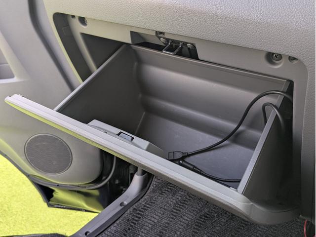 ＮＶ３５０キャラバンバン ロングライダープレミアムＧＸ　ベッドキット／５ＺＩＧＥＮ　ＫＯＭＡ　１５インチ／リアクーラー／リアヒーター／Ｐａｎａｓｏｎｉｃ製ナビ／フルセグＴＶ／Ｂｌｕｅｔｏｏｔｈ／ＥＴＣ／両側スライドドア／ハーフレザーシート／インテリキー（53枚目）