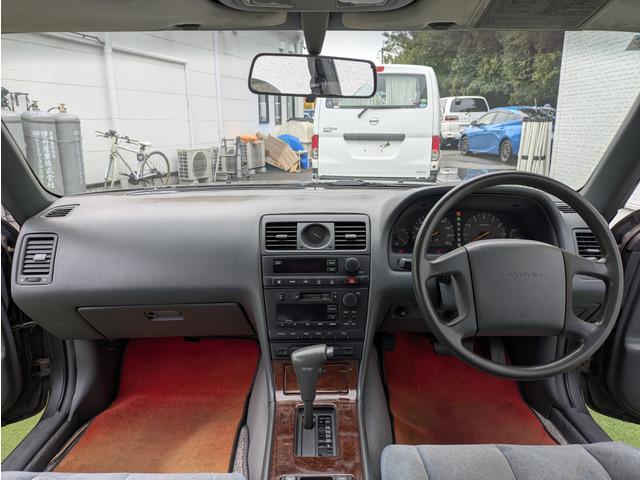 ローレル メダリストＳ　６０ｔｈアニバーサリー　６０周年記念モデル／サイドデカール／６０周年記念モデル専用キー／電格ミラー／純正フロントスポイラー／エアコン／車検Ｒ８年１２月まで／ＡＴ／オートライト（6枚目）