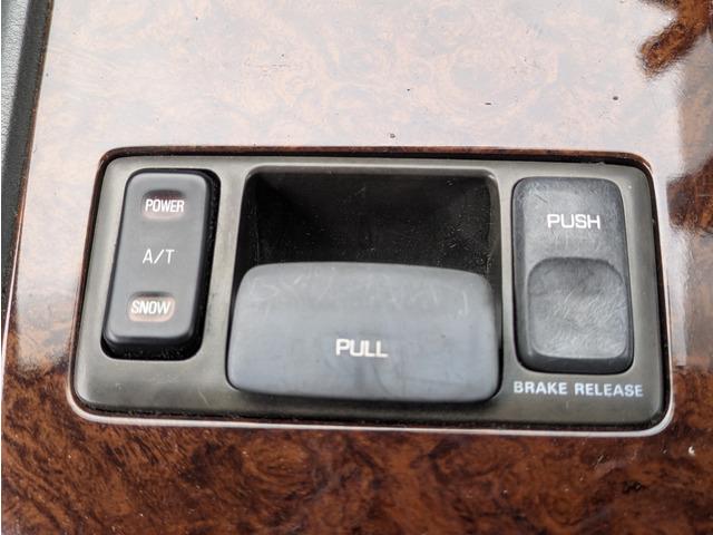 ローレル メダリストＳ　６０ｔｈアニバーサリー　６０周年記念モデル／サイドデカール／６０周年記念モデル専用キー／電格ミラー／純正フロントスポイラー／エアコン／車検Ｒ８年１２月まで／ＡＴ／オートライト（9枚目）