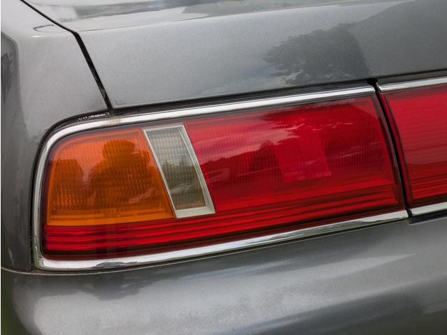 ローレル メダリストＳ　６０ｔｈアニバーサリー　６０周年記念モデル／サイドデカール／６０周年記念モデル専用キー／電格ミラー／純正フロントスポイラー／エアコン／車検Ｒ８年１２月まで／ＡＴ／オートライト（24枚目）