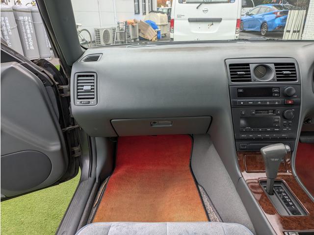 ローレル メダリストＳ　６０ｔｈアニバーサリー　６０周年記念モデル／サイドデカール／６０周年記念モデル専用キー／電格ミラー／純正フロントスポイラー／エアコン／車検Ｒ８年１２月まで／ＡＴ／オートライト（28枚目）