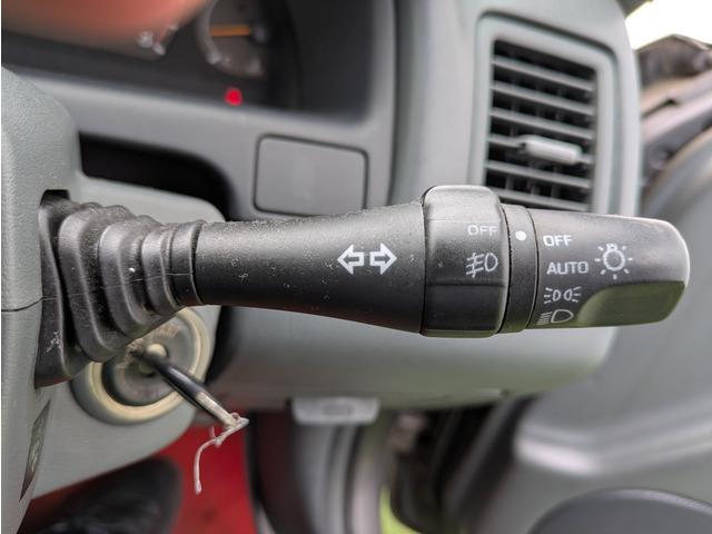 ローレル メダリストＳ　６０ｔｈアニバーサリー　６０周年記念モデル／サイドデカール／６０周年記念モデル専用キー／電格ミラー／純正フロントスポイラー／エアコン／車検Ｒ８年１２月まで／ＡＴ／オートライト（32枚目）