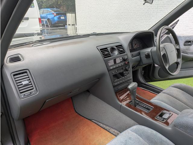 ローレル メダリストＳ　６０ｔｈアニバーサリー　６０周年記念モデル／サイドデカール／６０周年記念モデル専用キー／電格ミラー／純正フロントスポイラー／エアコン／車検Ｒ８年１２月まで／ＡＴ／オートライト（42枚目）