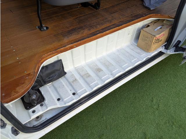 ハイエースバン SロングワイドDX ハイルーフ/スーパーロング/ワイド/スライドドア/6人乗り/積載量1t/荷室床板張り/エアバッグ/リアアンダーミラー/キーレスキー/エアコン(56枚目)