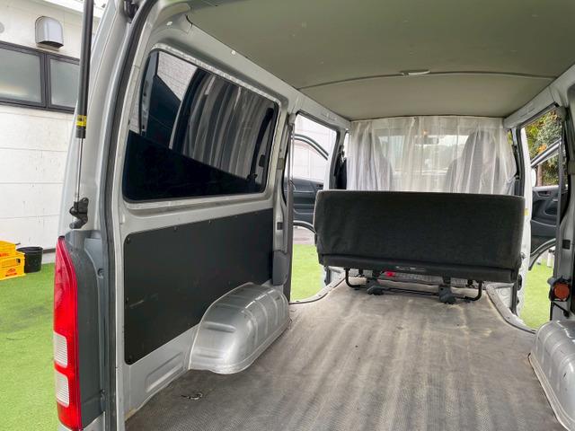 ハイエースバン ロングDX 5ドア/6人乗り/両側スライドドア/社外ナビ/TV/バックカメラ/キーレス/リアガラスフィルム/リア小窓付き/積載量1.25t/4ナンバーサイズ/ABS/バンパー同色/車検R8年9月まで(9枚目)