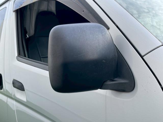 ハイエースバン ロングDX 5ドア/6人乗り/両側スライドドア/社外ナビ/TV/バックカメラ/キーレス/リアガラスフィルム/リア小窓付き/積載量1.25t/4ナンバーサイズ/ABS/バンパー同色/車検R8年9月まで(28枚目)