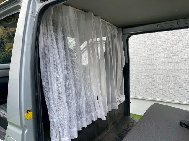 ハイエースバン ロングDX 5ドア/6人乗り/両側スライドドア/社外ナビ/TV/バックカメラ/キーレス/リアガラスフィルム/リア小窓付き/積載量1.25t/4ナンバーサイズ/ABS/バンパー同色/車検R8年9月まで(60枚目)