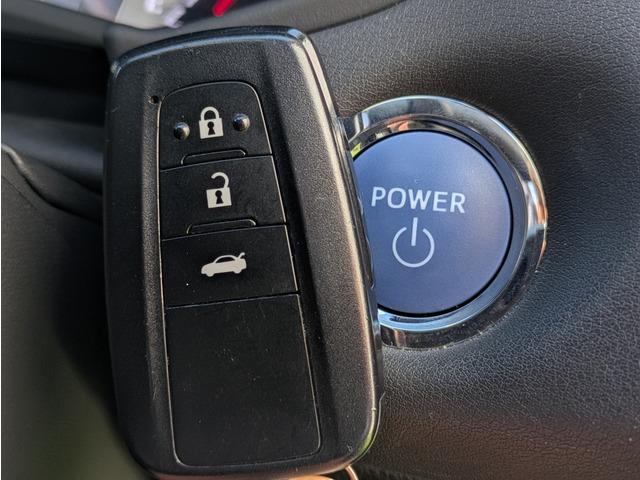 クラウンハイブリッド Ｓ　Ｃパッケージ　メーカーナビ／フルセグ／パノラミックビューモニター／トヨタセーフティーセンス／ＬＥＤヘッドライト／ＢＳＭ／ワンオーナー／スマートキー／ドライブレコーダー／パーキングアシスト／純正１７インチアルミ（14枚目）