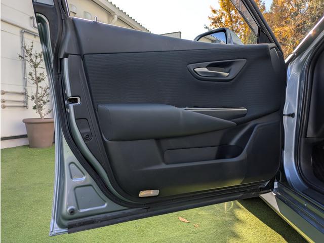 クラウンハイブリッド Ｓ　Ｃパッケージ　メーカーナビ／フルセグ／パノラミックビューモニター／トヨタセーフティーセンス／ＬＥＤヘッドライト／ＢＳＭ／ワンオーナー／スマートキー／ドライブレコーダー／パーキングアシスト／純正１７インチアルミ（68枚目）