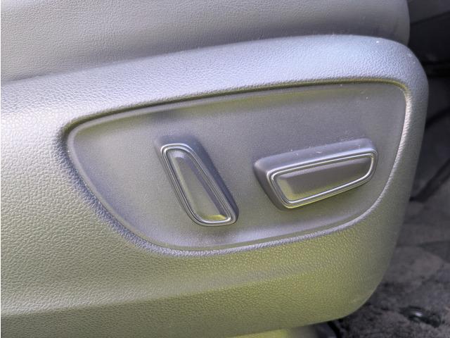 アルファード Z ユニバーサルステップ/リアエンターテイメント/黒革シート/純正ナビ/フルセグ/トヨタセーフティーセンス/BSM/パノラミックビューモニター/両側パワースライドドア/LEDヘッドライト/スマートキー(12枚目)