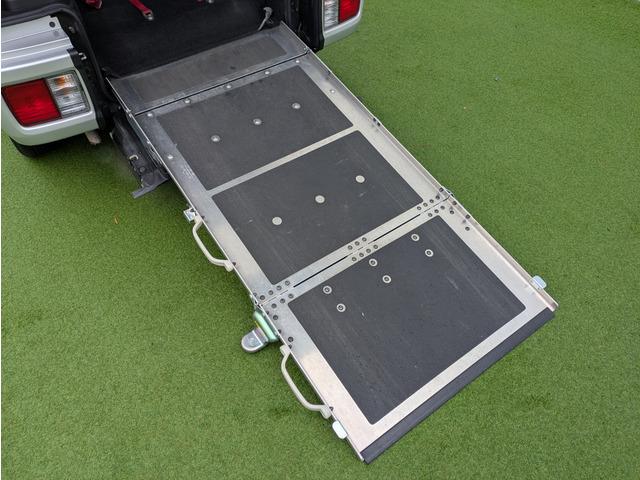 エブリイワゴン ウィズ　車いす移動車　福祉車両／スローパー／車椅子１台／左右分割式リアシート付／４人乗り／レーダーブレーキサポート／ナビ／ＴＶ／手すり／プッシュスタート／スマートキー／リアプライバシーガラス／両側スライドドア（8枚目）