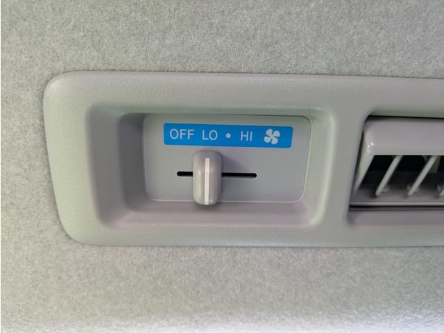 ハイエースワゴン グランドキャビン　１０人乗り／パワースライドドア／リアプライバシーガラス／純正ナビ／地デジＴＶ／バックカメラ／キーレス／オートエアコン／オートライト／ＥＴＣ／エアバック（10枚目）