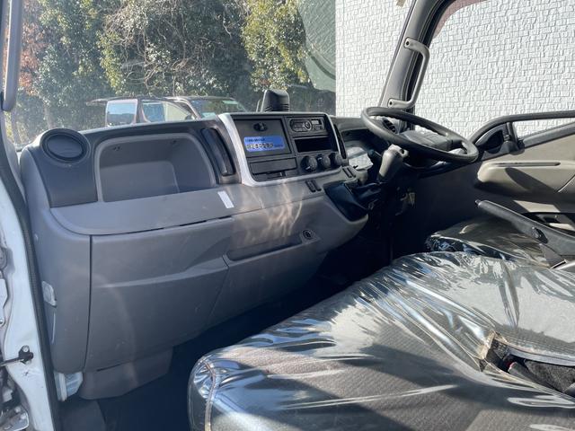 キャンター ロング全低床ＤＸ　標準キャブ／ロング／全低床／荷台床板張り／アオリ開閉補助装置／車線逸脱警報装置／３ペダルＭＴ／ディーゼル／積載量２ｔ／車両総重量４７２５キロ／準中型免許運転可／エンジン型式４Ｐ１０（32枚目）