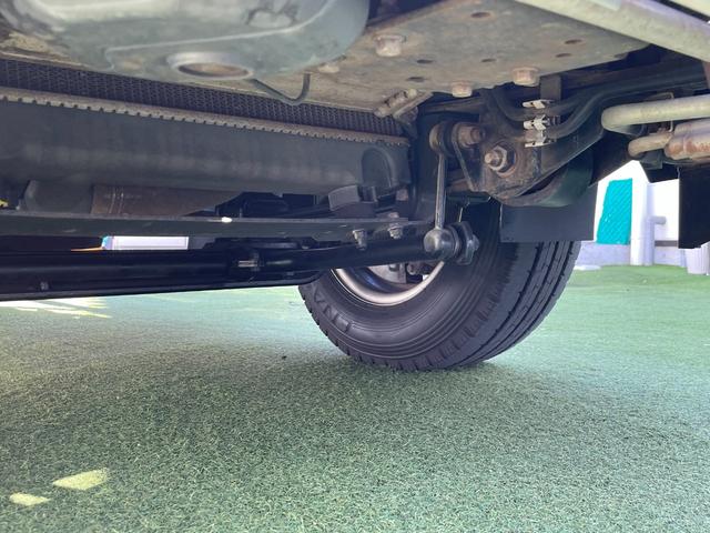 キャンター ロング全低床ＤＸ　標準キャブ／ロング／全低床／荷台床板張り／アオリ開閉補助装置／車線逸脱警報装置／３ペダルＭＴ／ディーゼル／積載量２ｔ／車両総重量４７２５キロ／準中型免許運転可／エンジン型式４Ｐ１０（50枚目）