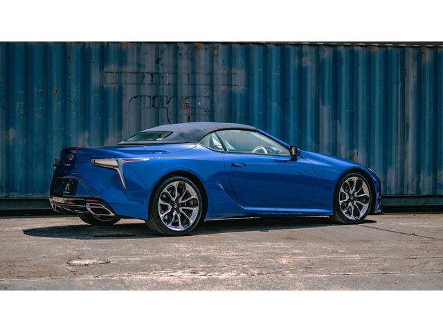 ＬＣ ＬＣ５００　コンバーチブル　ストラクチュラルブルー　２１インチランフラットタイヤ＆鍛造アルミ（ポリッシュ仕上げ＋ブラック塗装）　ステアリングヒーター　カラーＨＵＤ　特別仕様車専用スカッフプレート（ＣＦＲＰ）　寒冷地仕様　フロアマット（17枚目）