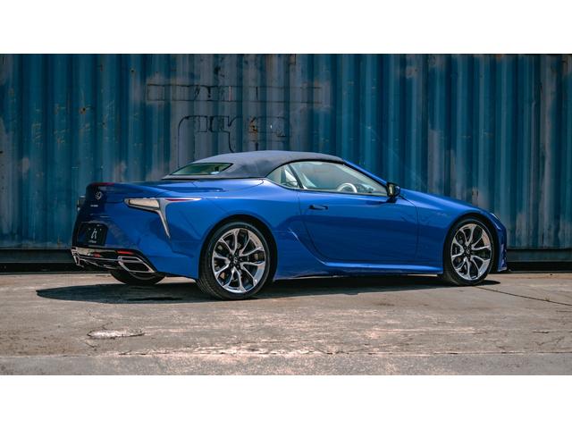 ＬＣ ＬＣ５００　コンバーチブル　ストラクチュラルブルー　２１インチランフラットタイヤ＆鍛造アルミ（ポリッシュ仕上げ＋ブラック塗装）　ステアリングヒーター　カラーＨＵＤ　特別仕様車専用スカッフプレート（ＣＦＲＰ）　寒冷地仕様　フロアマット（18枚目）