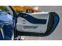ＬＣ５００　コンバーチブル　ストラクチュラルブルー　２１インチランフラットタイヤ＆鍛造アルミ（ポリッシュ仕上げ＋ブラック塗装）　ステアリングヒーター　カラーＨＵＤ　特別仕様車専用スカッフプレート（ＣＦＲＰ）　寒冷地仕様　フロアマット（30枚目）