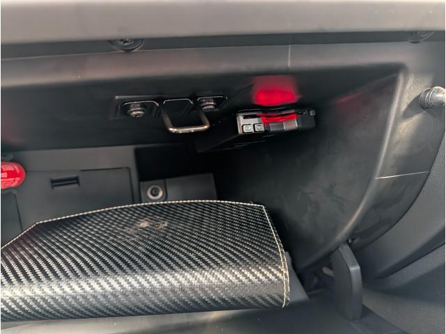 アバルト６９５ コンペティツィオーネ　右ハンドル　ＭＴＡ　１８０ＰＳ　サベルトシート　レコードモンツァマフラーＫＯＮＩサスペンション１７インチアルミホイール　ドラレコ　ＥＴＣ　ディスプレイモニター　バックカメラ　オプションカラー（68枚目）