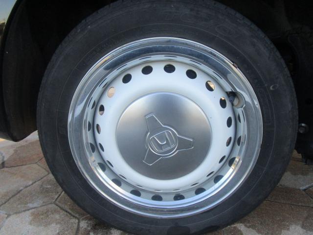 タイヤの山もまだ残っています。お客様が気になられる様でしたら、勿論新品タイヤでの納車等も可能ですのでなんなりとご要望下さい。