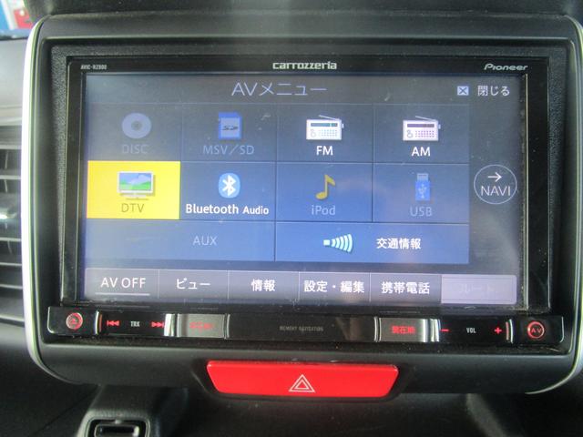 さらにスマートキーも装備されていてお車の高額装備のひとつです！！カバンの中から鍵を探す手間もなくすぐに開閉できます！両手が荷物で塞がっている時や雨のときなど便利ですね！