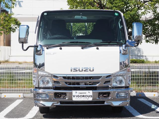 エルフトラック Ｗキャブフラットロー　極東パワーゲート　昇降荷重６００ｋｇ（１５７ｃｍ×８７ｃｍ）　最積１４５０ｋｇ　荷台内寸２０３ｃｍ×１６１ｃｍ×３８ｃｍ　後輪Ｗタイヤ　シートカバー　メッキパーツ　荷台／アオリ縞板　ＥＴＣ　キーレス（3枚目）