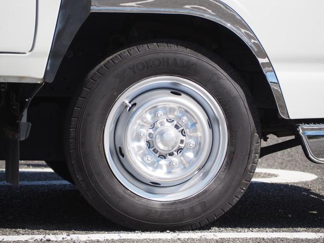 エルフトラック Ｗキャブフラットロー　極東パワーゲート　昇降荷重６００ｋｇ（１５７ｃｍ×８７ｃｍ）　最積１４５０ｋｇ　荷台内寸２０３ｃｍ×１６１ｃｍ×３８ｃｍ　後輪Ｗタイヤ　シートカバー　メッキパーツ　荷台／アオリ縞板　ＥＴＣ　キーレス（12枚目）