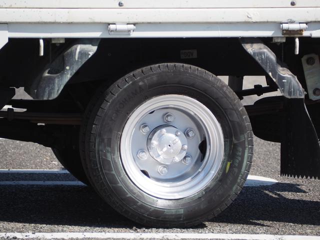 エルフトラック Ｗキャブフラットロー　極東パワーゲート　昇降荷重６００ｋｇ（１５７ｃｍ×８７ｃｍ）　最積１４５０ｋｇ　荷台内寸２０３ｃｍ×１６１ｃｍ×３８ｃｍ　後輪Ｗタイヤ　シートカバー　メッキパーツ　荷台／アオリ縞板　ＥＴＣ　キーレス（15枚目）