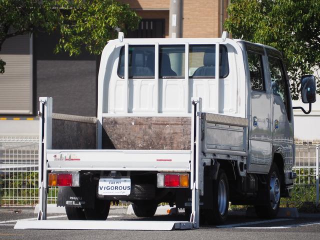 エルフトラック Ｗキャブフラットロー　極東パワーゲート　昇降荷重６００ｋｇ（１５７ｃｍ×８７ｃｍ）　最積１４５０ｋｇ　荷台内寸２０３ｃｍ×１６１ｃｍ×３８ｃｍ　後輪Ｗタイヤ　シートカバー　メッキパーツ　荷台／アオリ縞板　ＥＴＣ　キーレス（16枚目）