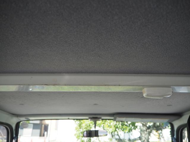 エルフトラック Ｗキャブフラットロー　極東パワーゲート　昇降荷重６００ｋｇ（１５７ｃｍ×８７ｃｍ）　最積１４５０ｋｇ　荷台内寸２０３ｃｍ×１６１ｃｍ×３８ｃｍ　後輪Ｗタイヤ　シートカバー　メッキパーツ　荷台／アオリ縞板　ＥＴＣ　キーレス（34枚目）