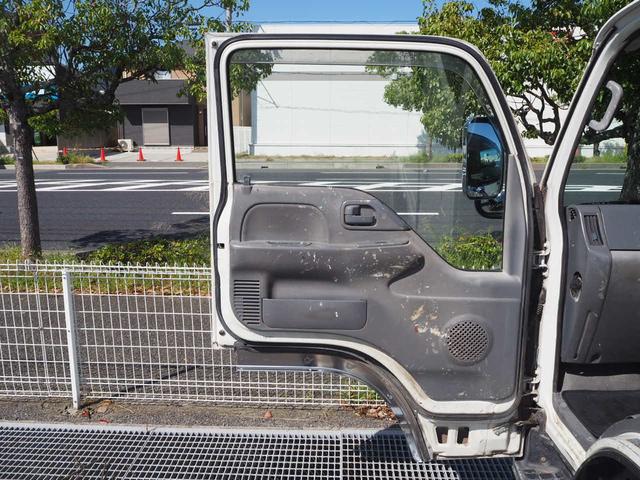 エルフトラック Ｗキャブフラットロー　極東パワーゲート　昇降荷重６００ｋｇ（１５７ｃｍ×８７ｃｍ）　最積１４５０ｋｇ　荷台内寸２０３ｃｍ×１６１ｃｍ×３８ｃｍ　後輪Ｗタイヤ　シートカバー　メッキパーツ　荷台／アオリ縞板　ＥＴＣ　キーレス（45枚目）