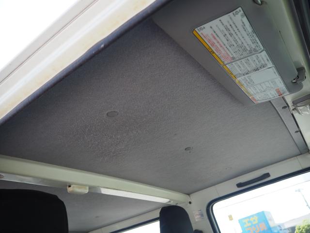 エルフトラック Ｗキャブフラットロー　極東パワーゲート　昇降荷重６００ｋｇ（１５７ｃｍ×８７ｃｍ）　最積１４５０ｋｇ　荷台内寸２０３ｃｍ×１６１ｃｍ×３８ｃｍ　後輪Ｗタイヤ　シートカバー　メッキパーツ　荷台／アオリ縞板　ＥＴＣ　キーレス（49枚目）