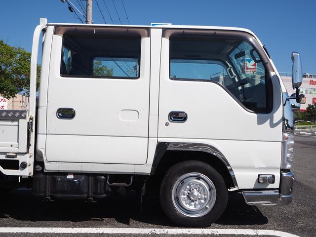エルフトラック Ｗキャブフラットロー　極東パワーゲート　昇降荷重６００ｋｇ（１５７ｃｍ×８７ｃｍ）　最積１４５０ｋｇ　荷台内寸２０３ｃｍ×１６１ｃｍ×３８ｃｍ　後輪Ｗタイヤ　シートカバー　メッキパーツ　荷台／アオリ縞板　ＥＴＣ　キーレス（54枚目）