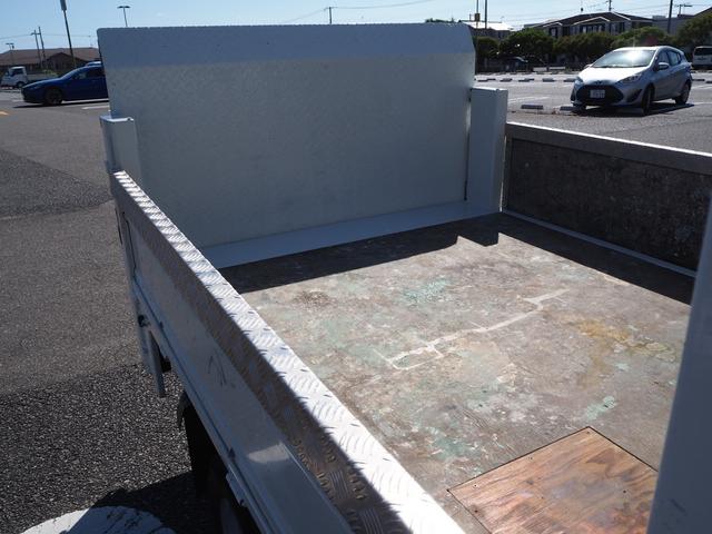 エルフトラック Ｗキャブフラットロー　極東パワーゲート　昇降荷重６００ｋｇ（１５７ｃｍ×８７ｃｍ）　最積１４５０ｋｇ　荷台内寸２０３ｃｍ×１６１ｃｍ×３８ｃｍ　後輪Ｗタイヤ　シートカバー　メッキパーツ　荷台／アオリ縞板　ＥＴＣ　キーレス（57枚目）