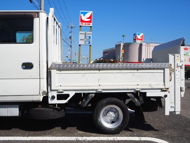 エルフトラック Ｗキャブフラットロー　極東パワーゲート　昇降荷重６００ｋｇ（１５７ｃｍ×８７ｃｍ）　最積１４５０ｋｇ　荷台内寸２０３ｃｍ×１６１ｃｍ×３８ｃｍ　後輪Ｗタイヤ　シートカバー　メッキパーツ　荷台／アオリ縞板　ＥＴＣ　キーレス（61枚目）