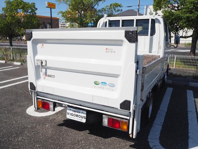 エルフトラック Ｗキャブフラットロー　極東パワーゲート　昇降荷重６００ｋｇ（１５７ｃｍ×８７ｃｍ）　最積１４５０ｋｇ　荷台内寸２０３ｃｍ×１６１ｃｍ×３８ｃｍ　後輪Ｗタイヤ　シートカバー　メッキパーツ　荷台／アオリ縞板　ＥＴＣ　キーレス（63枚目）