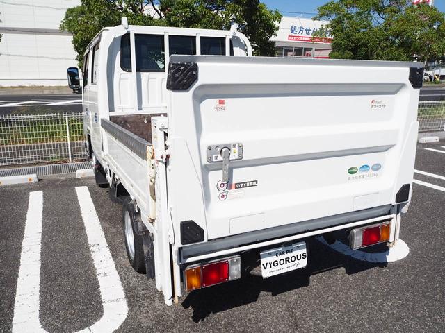 エルフトラック Ｗキャブフラットロー　極東パワーゲート　昇降荷重６００ｋｇ（１５７ｃｍ×８７ｃｍ）　最積１４５０ｋｇ　荷台内寸２０３ｃｍ×１６１ｃｍ×３８ｃｍ　後輪Ｗタイヤ　シートカバー　メッキパーツ　荷台／アオリ縞板　ＥＴＣ　キーレス（65枚目）