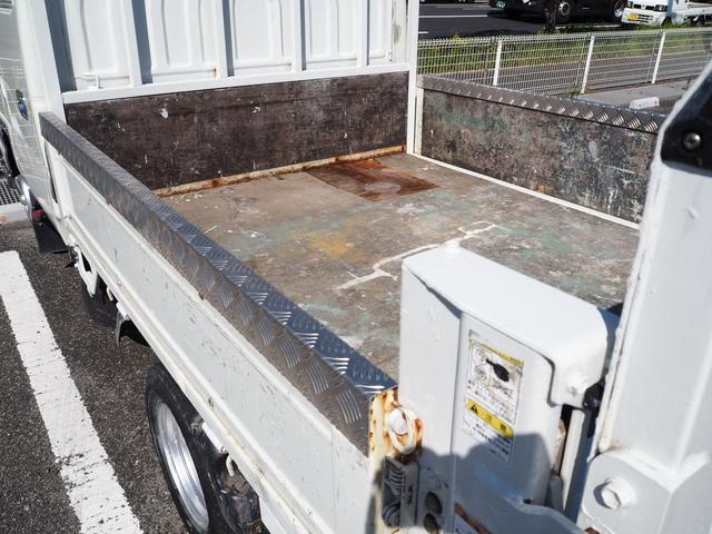 エルフトラック Ｗキャブフラットロー　極東パワーゲート　昇降荷重６００ｋｇ（１５７ｃｍ×８７ｃｍ）　最積１４５０ｋｇ　荷台内寸２０３ｃｍ×１６１ｃｍ×３８ｃｍ　後輪Ｗタイヤ　シートカバー　メッキパーツ　荷台／アオリ縞板　ＥＴＣ　キーレス（68枚目）