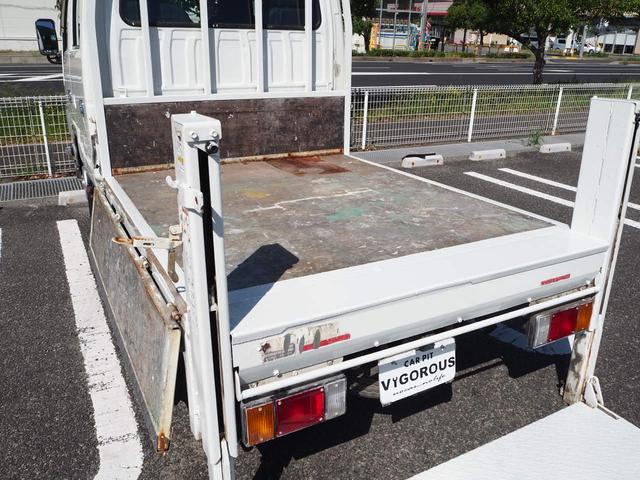 エルフトラック Ｗキャブフラットロー　極東パワーゲート　昇降荷重６００ｋｇ（１５７ｃｍ×８７ｃｍ）　最積１４５０ｋｇ　荷台内寸２０３ｃｍ×１６１ｃｍ×３８ｃｍ　後輪Ｗタイヤ　シートカバー　メッキパーツ　荷台／アオリ縞板　ＥＴＣ　キーレス（69枚目）