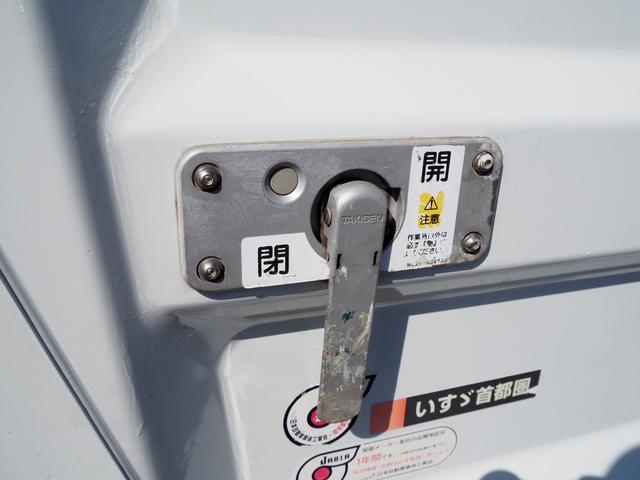 エルフトラック Ｗキャブフラットロー　極東パワーゲート　昇降荷重６００ｋｇ（１５７ｃｍ×８７ｃｍ）　最積１４５０ｋｇ　荷台内寸２０３ｃｍ×１６１ｃｍ×３８ｃｍ　後輪Ｗタイヤ　シートカバー　メッキパーツ　荷台／アオリ縞板　ＥＴＣ　キーレス（73枚目）