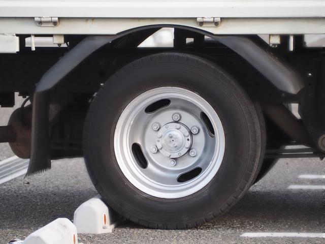 キャンター 平ボディ　パワーゲート付き　極東パワーゲート　昇降荷重６００ｋｇ（９４ｃｍ×１５８ｃｍ）　最積１５００ｋｇ　荷台内寸１６０ｃｍ×３０８ｃｍ×３８ｃｍ　後輪Ｗタイヤ　メッキパーツ　アオリ縞板　ナビ　地デジ　ＤＶＤ／ＣＤ／ＢＴ（11枚目）
