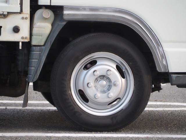 キャンター 平ボディ　パワーゲート付き　極東パワーゲート　昇降荷重６００ｋｇ（９４ｃｍ×１５８ｃｍ）　最積１５００ｋｇ　荷台内寸１６０ｃｍ×３０８ｃｍ×３８ｃｍ　後輪Ｗタイヤ　メッキパーツ　アオリ縞板　ナビ　地デジ　ＤＶＤ／ＣＤ／ＢＴ（12枚目）